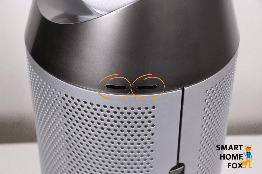 Die Sensor-Lufteinlässe, dahinter befindet sich der die Luftqualitätssensoren des Dyson Pure Hot and Cool HP04 Luftreinigers